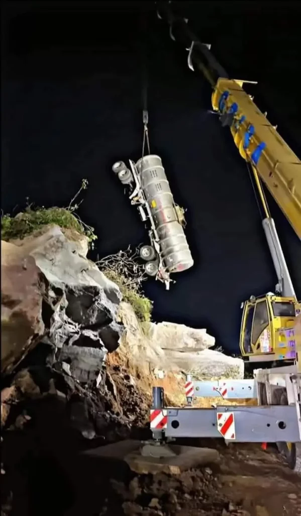 Así desentierran tráileres en derrumbe en la Puebla-Orizaba