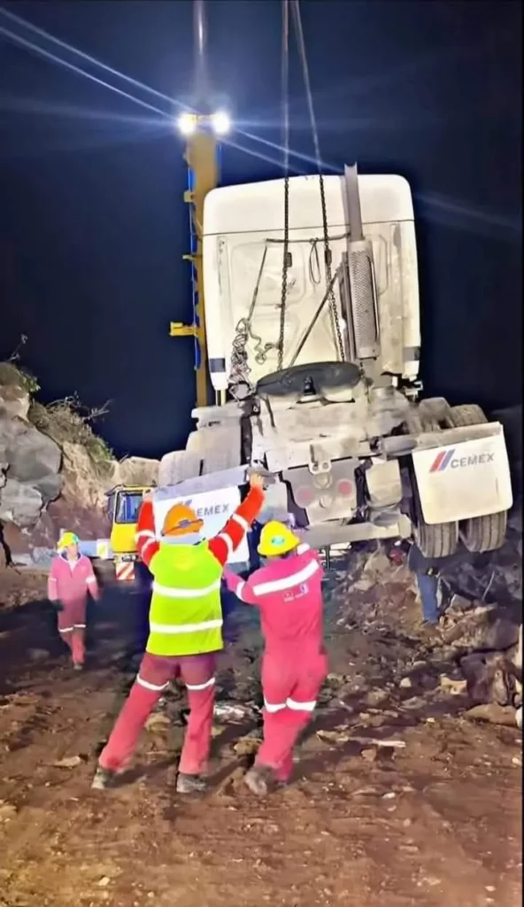 Así desentierran tráileres en derrumbe en la Puebla-Orizaba