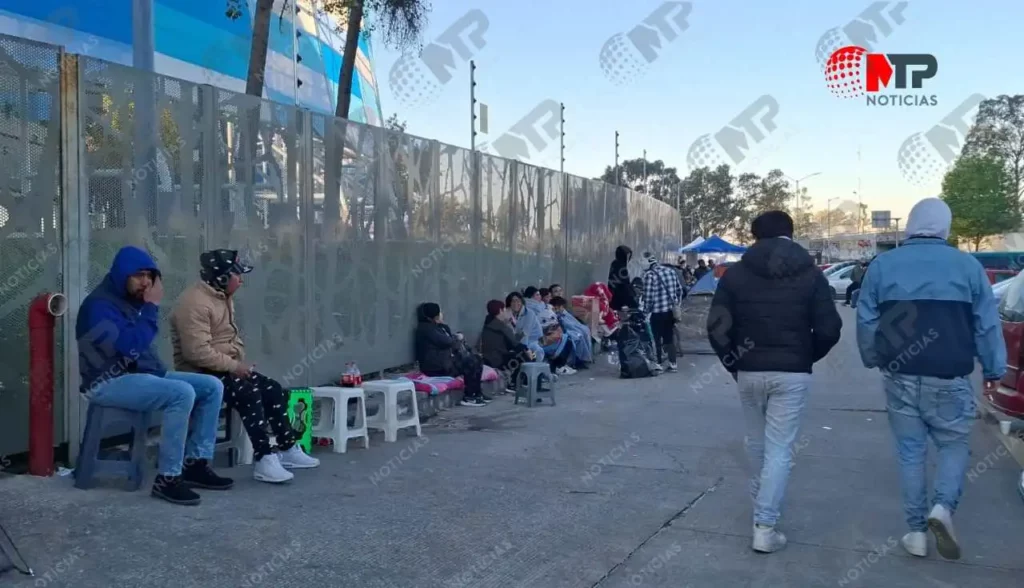 Con cobija del América y chelas esperan boletos para la final en Puebla