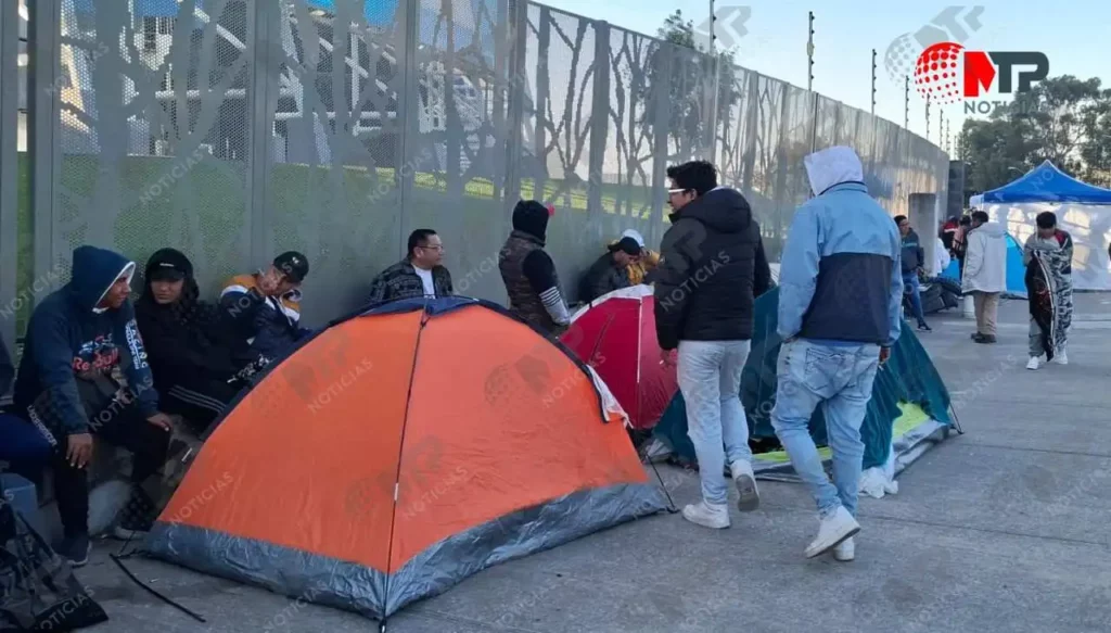 Con cobija del América y chelas esperan boletos para la final en Puebla