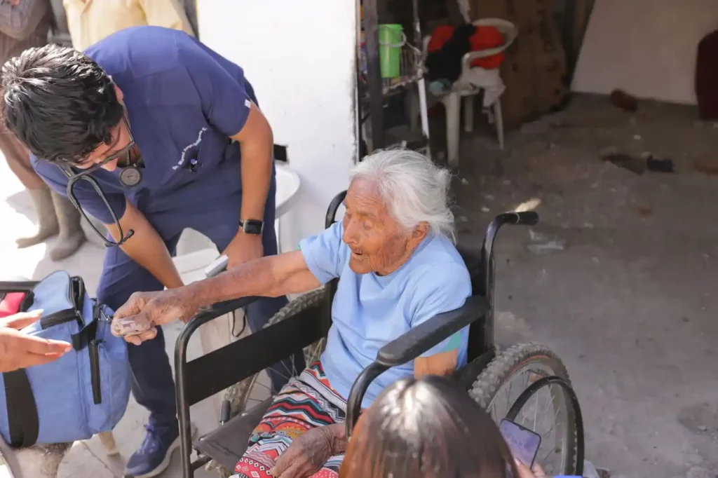 Adulta mayor se arrastra y pide ayuda debajo de una puerta en Mayorazgo