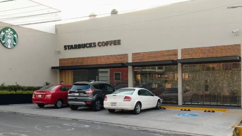 ¡Ni en Starbucks es seguro! Asaltan a clientes en la 25 Poniente en Puebla