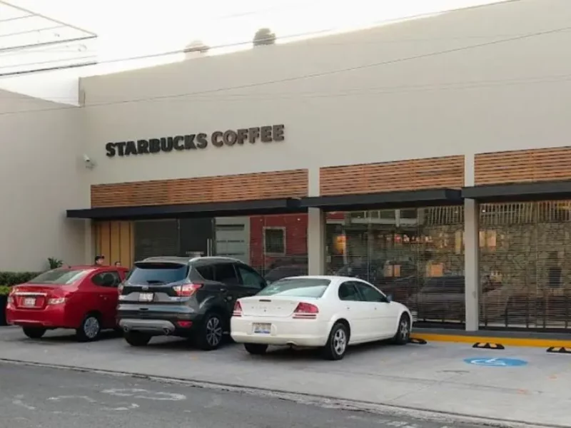 ¡Ni en Starbucks es seguro! Asaltan a clientes en la 25 Poniente en Puebla