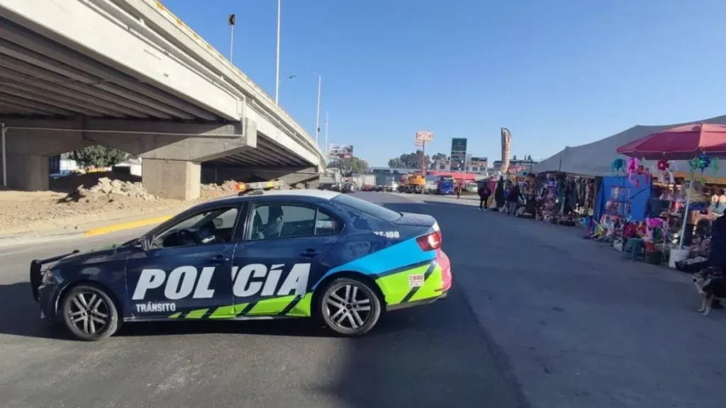 Bloquean distribuidor vial de la Central de Abasto, exigen puente peatonal