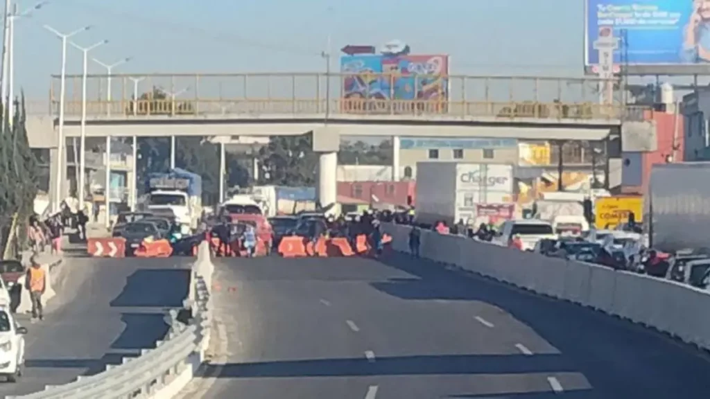 Bloquean distribuidor vial de la Central de Abasto, exigen puente peatonal