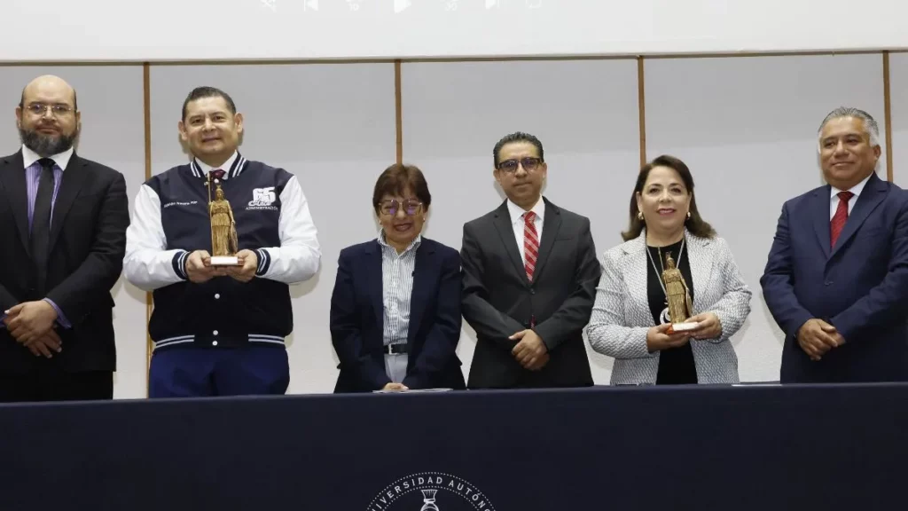 Facultad de Administración de la BUAP reconoce a Armenta con presea ‘Minerva a la Excelencia’