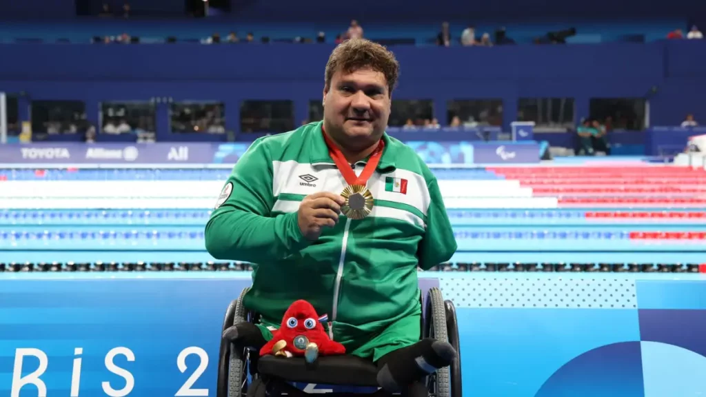 Nadando contra la adversidad: la historia de José Arnulfo, siete veces medallista paralímpico