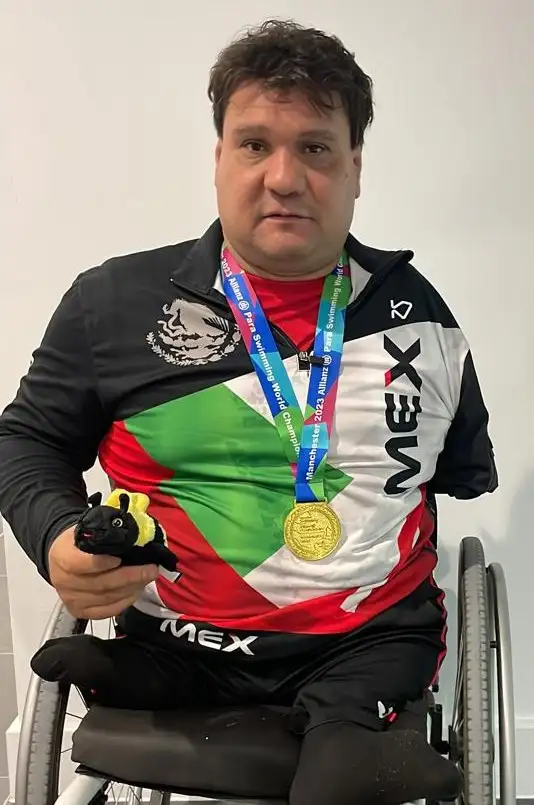 Nadando contra la adversidad: la historia de José Arnulfo, siete veces medallista paralímpico