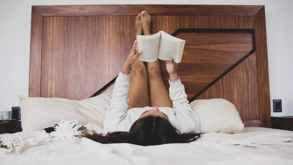 Mujer leyendo un libro