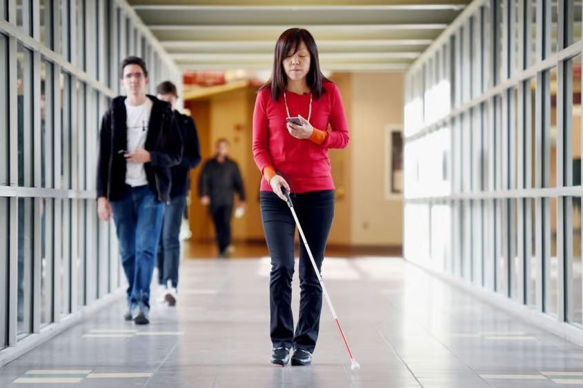 Mujer ciega caminando