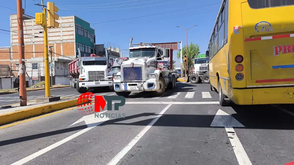 ¡Precaución! Transportistas bloquean bulevar Forjadores y la Teziutlán-Puebla