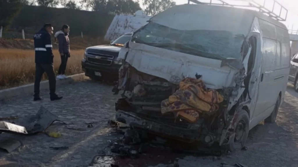 Tráiler tira cemento y provoca accidente con dos muertos en la Puebla-Orizaba