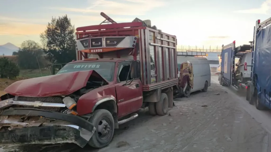 Tráiler tira cemento y provoca accidente con dos muertos en la Puebla-Orizaba