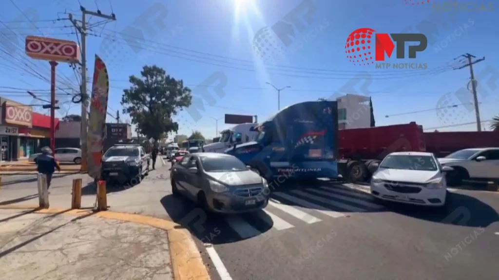 ¡Precaución! Transportistas bloquean bulevar Forjadores y la Teziutlán-Puebla