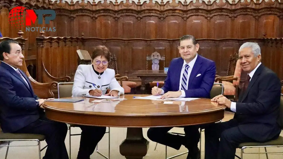 Alejandro Armenta y Lilia Cedillo firman convenio