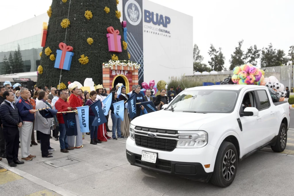 Como parte de la campaña “Dona un Juguete”, la rectora Lilia Cedillo Ramírez dio el banderazo de salida a los camiones que ayudarán a los Reyes Magos.