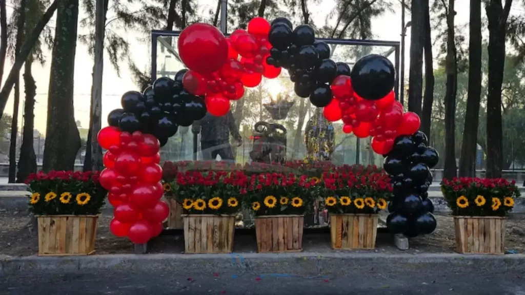 Altar satánico en CDMX causa polémica, autoridades lo retiran