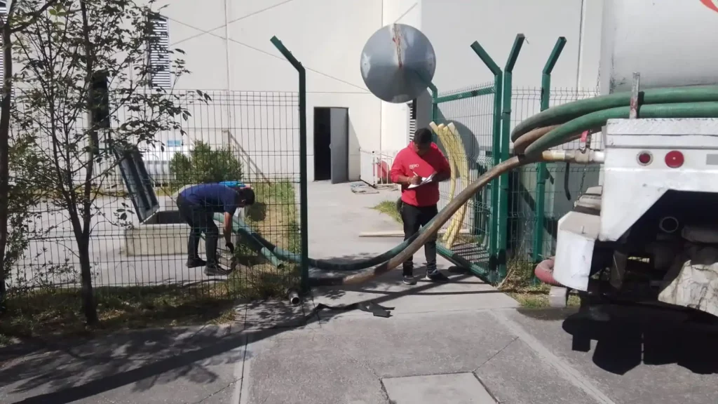 Gobierno de Armenta suministra agua a polideportivo del Parque Ecológico