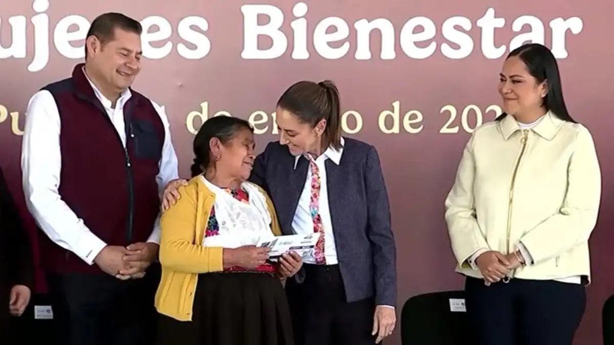 Entrega Sheinbaum tarjetas de Pensión Mujeres Bienestar en Huauchinango