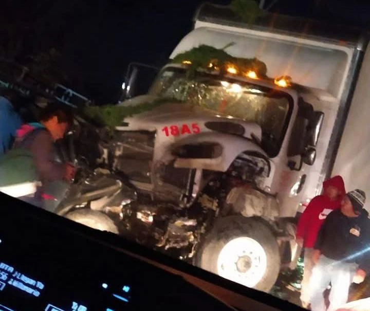 Mueren padre e hijo tras choque con camión en carretera a San Andrés Calpan