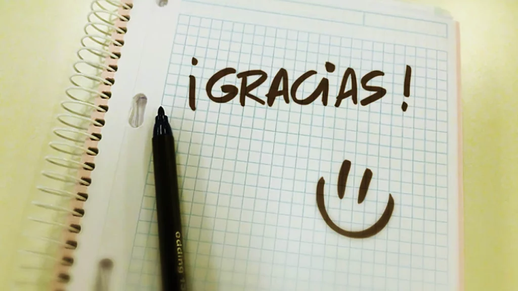 Palabra "gracias" en una libreta