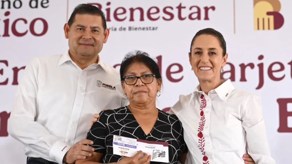 Sheinbaum visita Chinantla con Armenta: entregan tarjetas a mujeres y adultos mayores