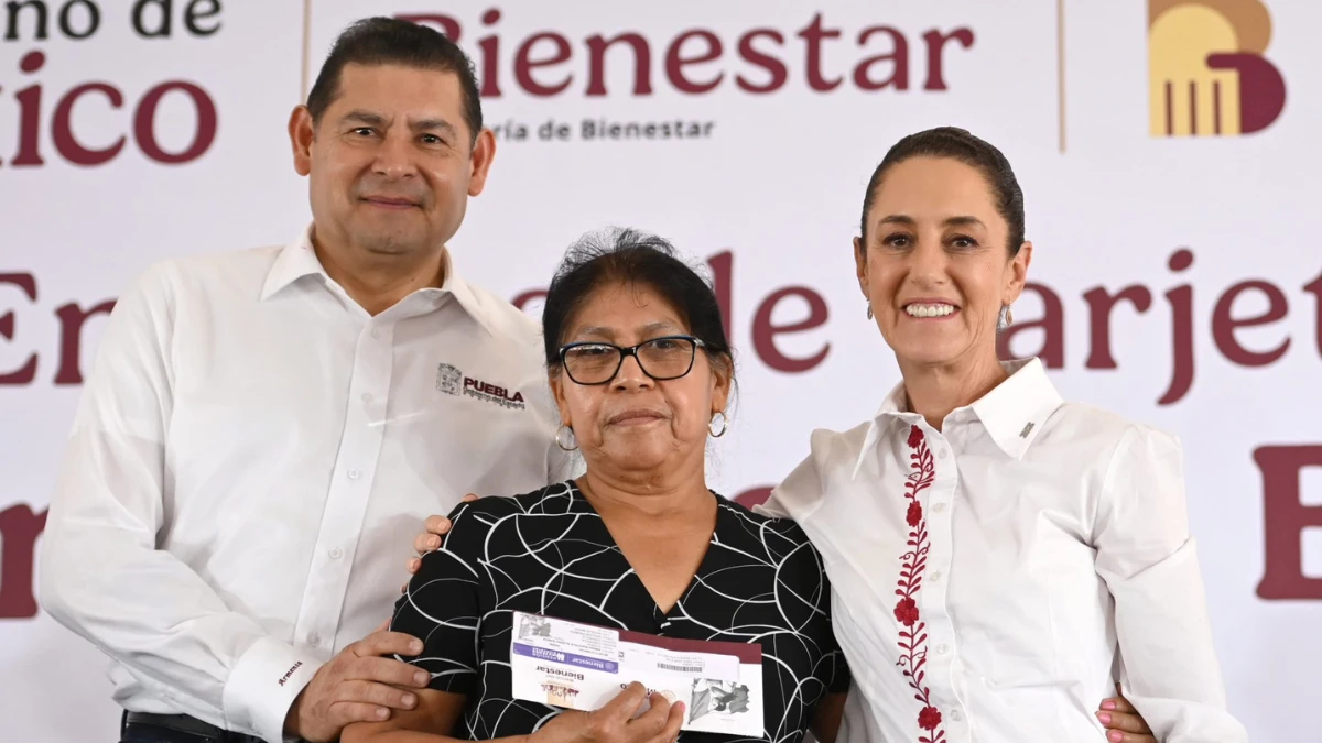 Sheinbaum visita Chinantla con Armenta: entregan tarjetas a mujeres y adultos mayores