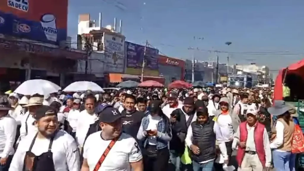 Taxistas se suman a la marcha por la paz de comerciantes de la Central de Abastos