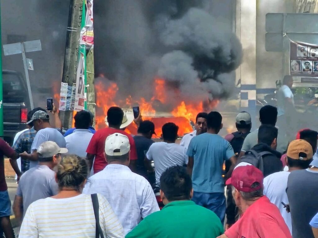 Hartos de 'mordidas' desnudan a policías y queman patrullas en Tezonapa