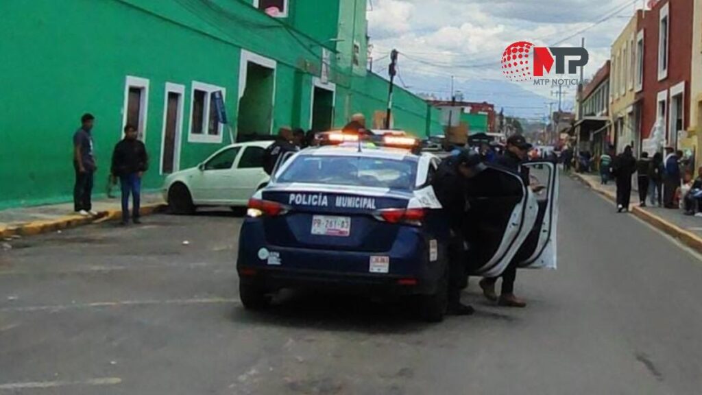 Comando irrumpe en mercado de Cholula, golpea y amenaza a tres