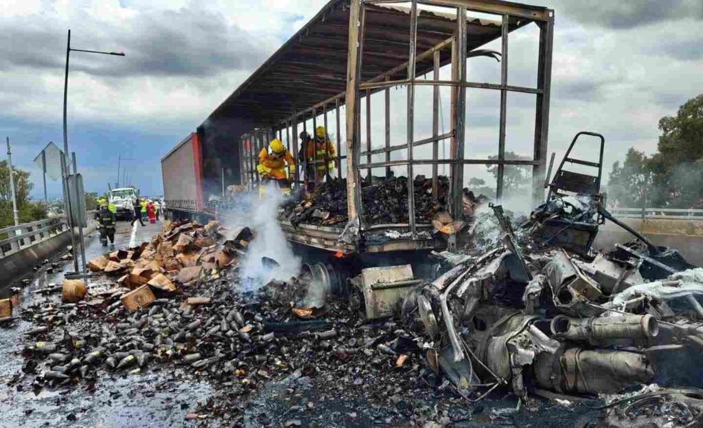 Suman tres muertos tras explosión de tráiler en la México-Puebla