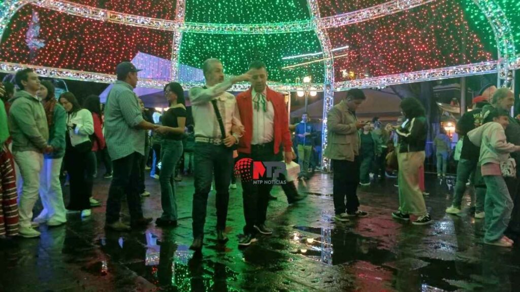 Poblanos disfrutan de antojitos en la verbena popular del centro