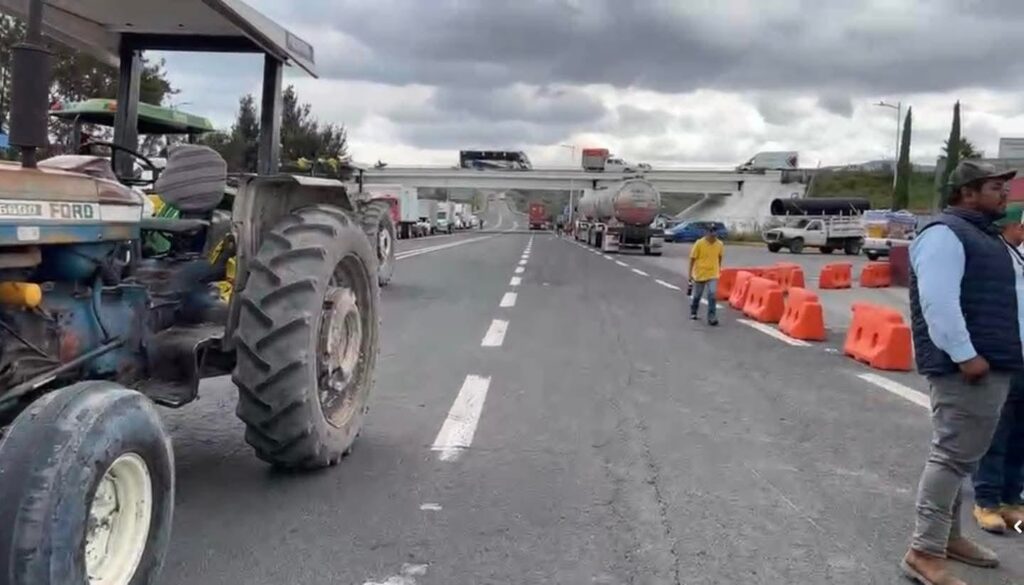 Caos en autopistas: accidente en la Puebla-Orizaba y bloqueo en la Cuacnopalan-Oaxaca