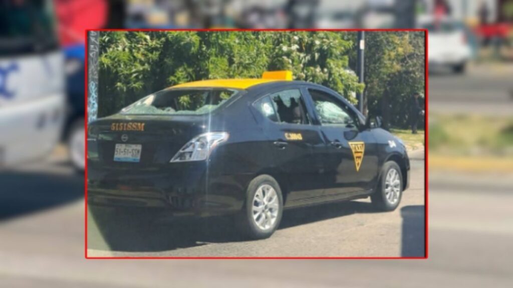 Encapuchados apedrean y destrozan taxi en inmediaciones del Mercado Hidalgo (VIDEO)