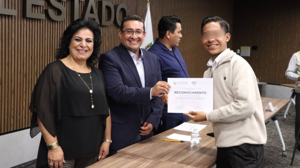Pavel Gaspar premia a jóvenes bailarines de Texmelucan en Congreso de Puebla