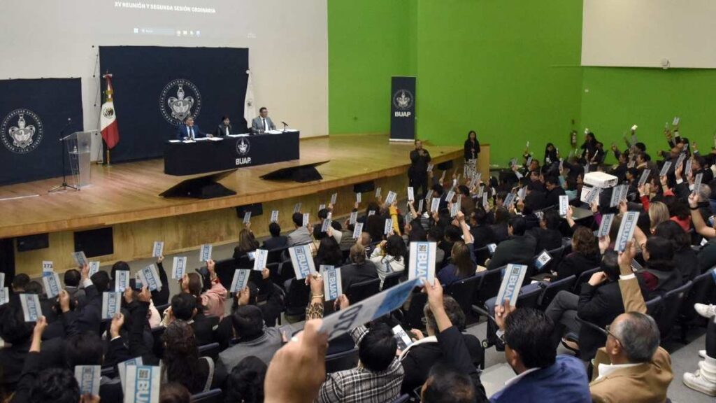 En última sesión del año, Lilia Cedillo llama al trabajo en equipo en la BUAP