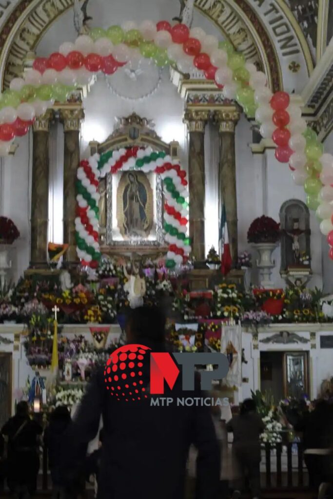 Fieles se reúnen en La Villita en Puebla