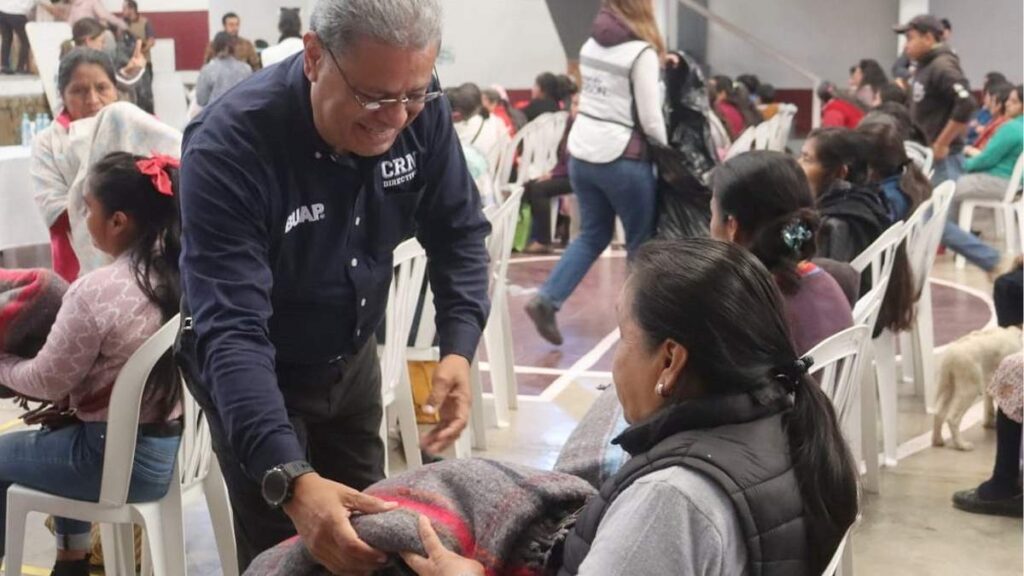 BUAP transforma botellas de PET en cobijas para familias de Cuautempan