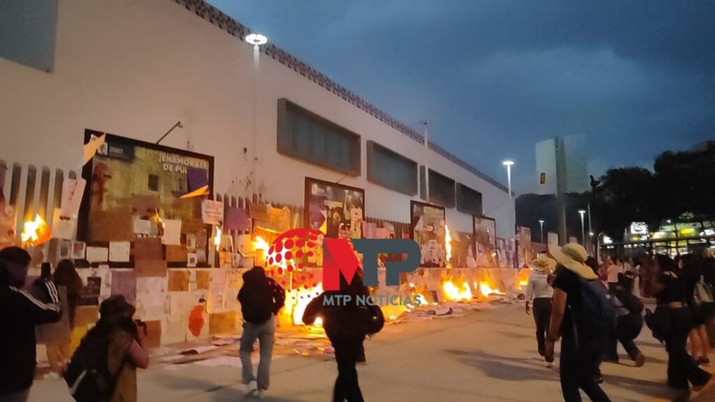 Fiscalía Puebla recibe con gas a feministas y ellas responden en 8M