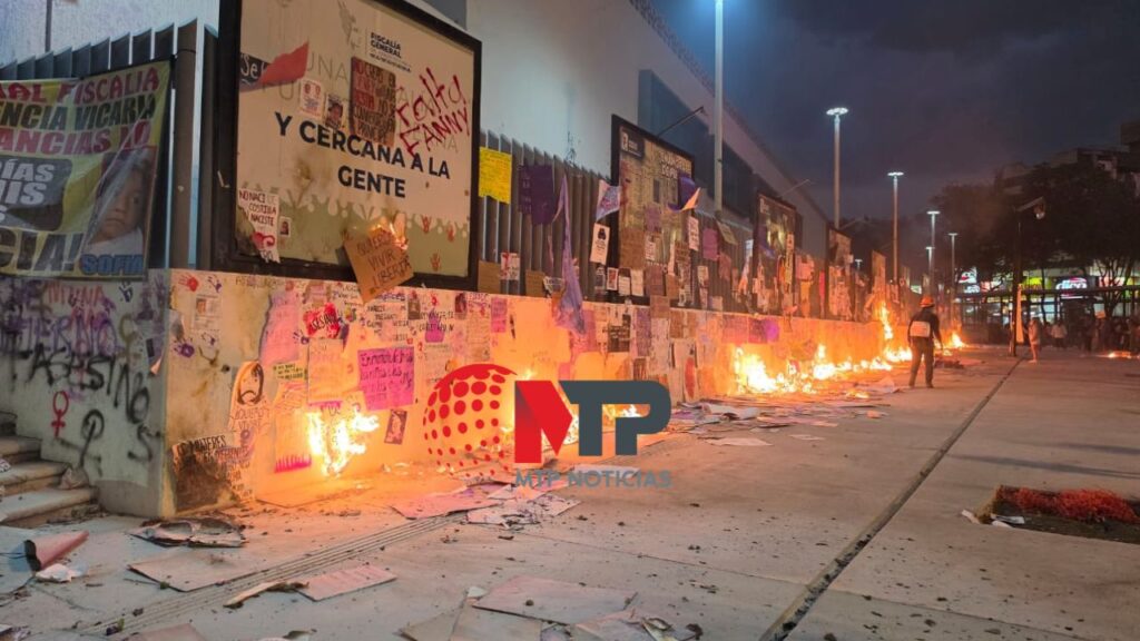 Fiscalía Puebla recibe con gas a feministas y ellas responden con fuego en 8M