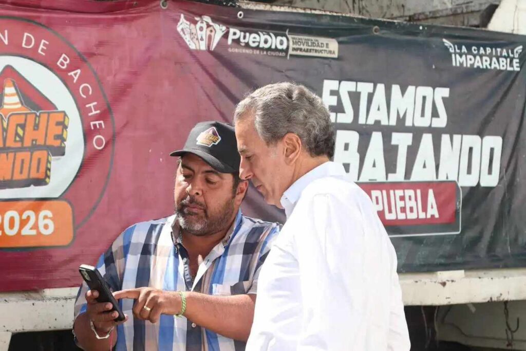 Pepe Chedraui supervisa labores de bacheo en El Carmen
