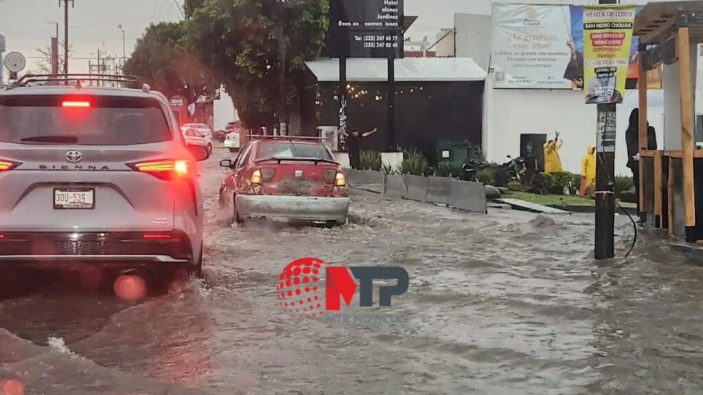 Automovilistas atrapados y vehículos descompuestos deja lluvia