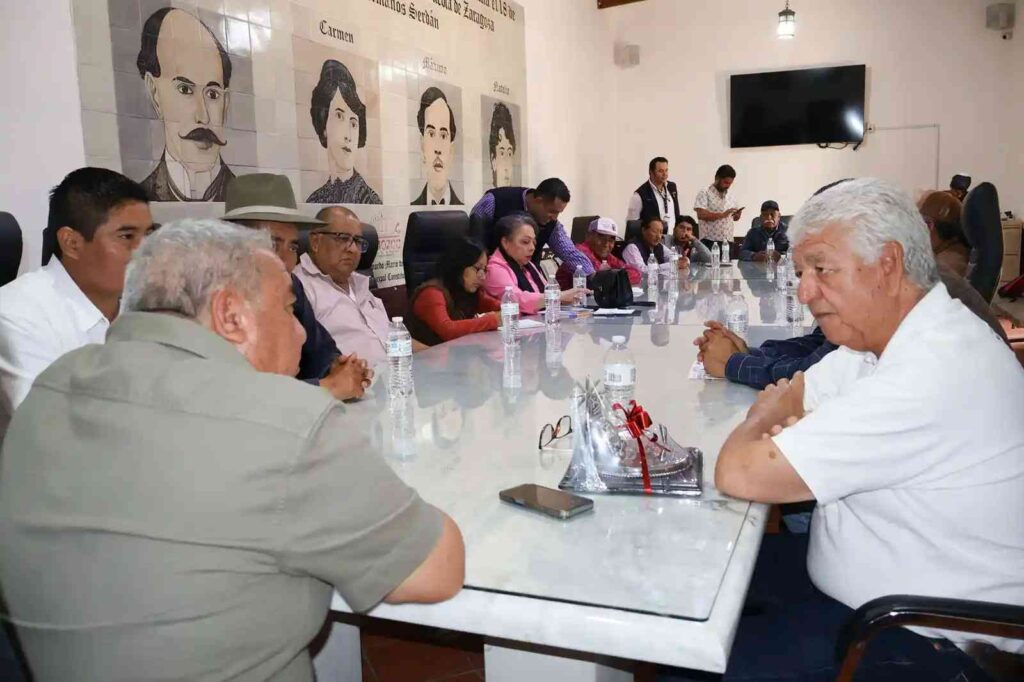 Severiano de la Rosa entrega lista de beneficiarios para fertilizante