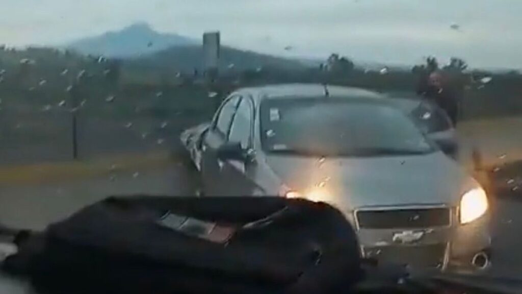 Mañana accidentada en la México-Puebla: hay carambola y tráiler embiste dos autos
