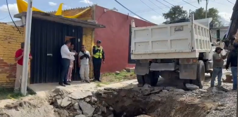 Socavón se traga camión de volteo en la Romero Vargas